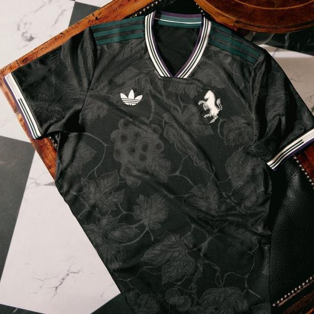 尤文发布新款二客球衣:黑色+深绿色设计,图案灵感源自葡萄